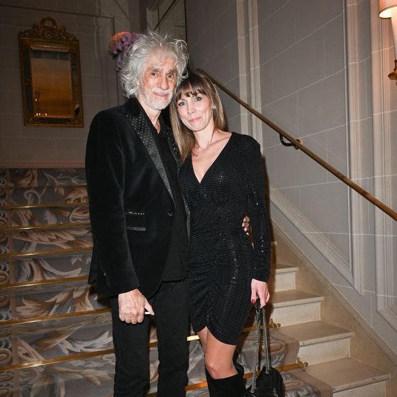 Louis Bertignac et sa femme Laetitia Brichet au Gala caritatif des "Stéthos d'Or" qui récompensent les artistes qui contribuent au bien-être de tous, organisé par la Fondation pour la Recherche en Physiologie au George V à Paris, le 27 mars 2023. 

© Coadic Guirec-Rachid Bellak/Bestimage