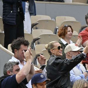 Laeticia Hallyday avec son compagnon Frédéric Suant et Philippe Etchebest dans les tribunes lors des Internationaux de France de Tennis de Roland Garros 2025, à Paris, France, le 26 mai 2025. © Chryslene Caillaud/PsnewZ/Bestimage