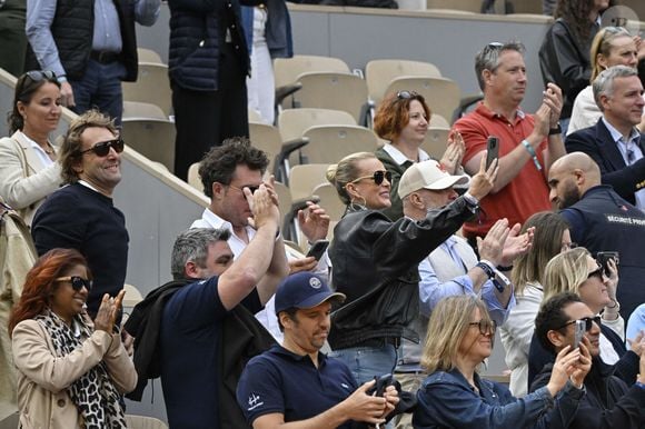 Laeticia Hallyday avec son compagnon Frédéric Suant et Philippe Etchebest dans les tribunes lors des Internationaux de France de Tennis de Roland Garros 2025, à Paris, France, le 26 mai 2025. © Chryslene Caillaud/PsnewZ/Bestimage