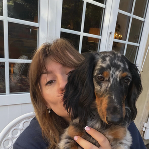 Elle apparaît en train de bronzer sur la plage, de lire un livre face à la mer ou encore en train de câliner son chien.

Capture Instagram de Marine.