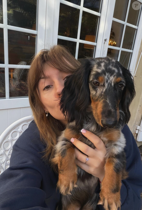 Elle apparaît en train de bronzer sur la plage, de lire un livre face à la mer ou encore en train de câliner son chien.

Capture Instagram de Marine.