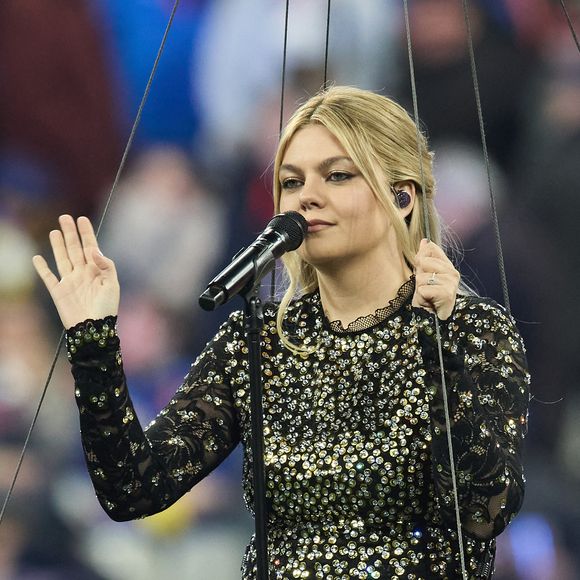 La chanteuse Louane (Louane Emera), représentante de la France au concours de l'Eurovision, interprète pour la première fois son titre Maman, en hommage à sa mère décédée lorsqu'elle avait 17 ans, devant les 80 000 spectateurs, suspendue sur une plateforme, plusieurs mètres au-dessus de la pelouse et des musiciens, du Stade de France à la mi-temps du match du Tournoi des Six Nations opposant la France à l'Écosse, à Saint-Denis, Seine Saint-Denis, France, le 15 mars 2025. © Cyril Moreau/Bestimage