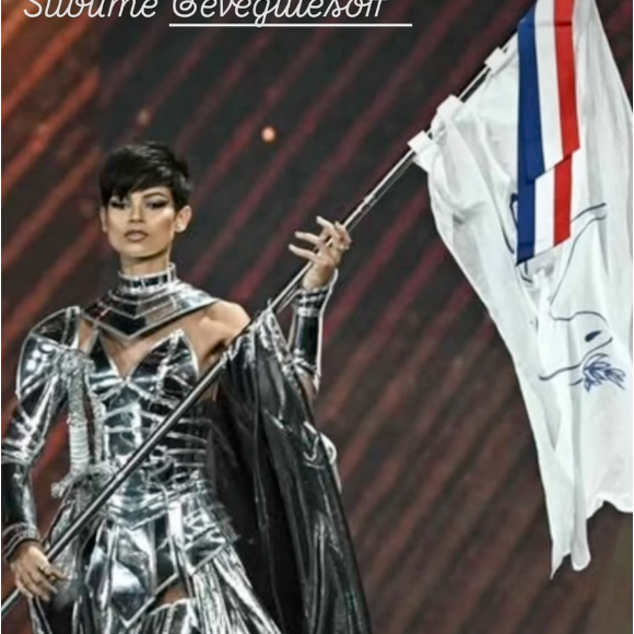 Eve Gilles en costume de Jeanne d'Arc pendant l'élection de Miss Univers.
Crédit : Instagram/The Angel 91