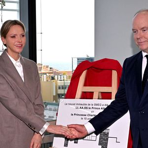 Le prince Albert II de Monaco et la princesse Charlene ont visité en compagnie de M. Thomas Bataglione, l'administrateur et directeur général de la SMEG, le nouveau siège social de la société, installé dans le quartier de Fontvieille à Monaco, le 15 octobre 2025. © Bruno Bebert / Bestimage