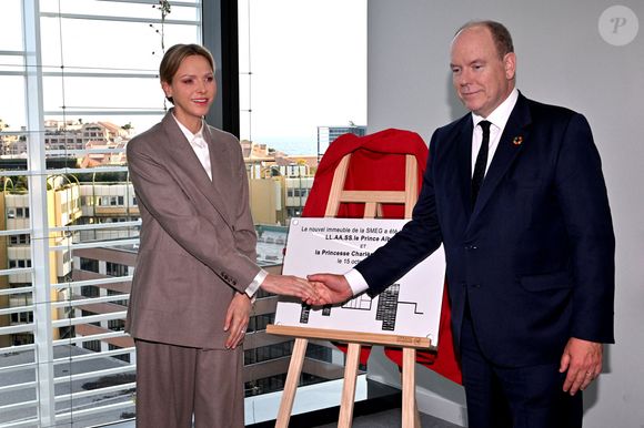 Le prince Albert II de Monaco et la princesse Charlene ont visité en compagnie de M. Thomas Bataglione, l'administrateur et directeur général de la SMEG, le nouveau siège social de la société, installé dans le quartier de Fontvieille à Monaco, le 15 octobre 2025. © Bruno Bebert / Bestimage