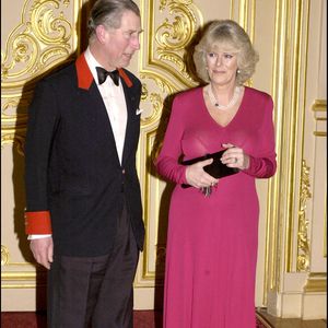 A l'époque de leur mariage en 2005, ils ont dû déplacer la date de leurs noces en raison des obsèques de Jean-Paul II

Annonce du mariage en 2005 de Charles et Camilla
©GOFF INF / BESTIMAGE