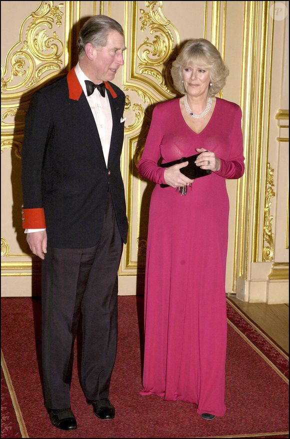 A l'époque de leur mariage en 2005, ils ont dû déplacer la date de leurs noces en raison des obsèques de Jean-Paul II

Annonce du mariage en 2005 de Charles et Camilla
©GOFF INF / BESTIMAGE