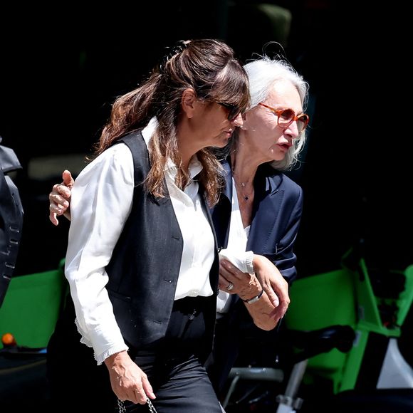 Exclusif - Valérie Perrin (femme de Claude Lelouch), Guest aux obsèques dans la plus stricte intimité de l'actrice française Anouk Aimée au cimetière Saint-Vincent à Paris, France, le 25 juin 2024. AGENCE / BESTIMAGE