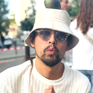 Et Lulu Gainsbourg jouait des percussions avec... un shaker avocat ! 

Capture d'écran Instagram Lulu Gainsbourg