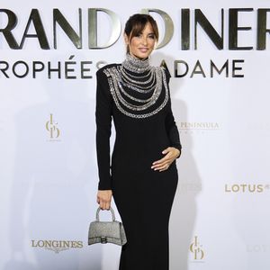 Malika Ménard (Miss France 2010) enceinte - Première édition des Trophées Madame – Le Grand Dîner dans le cadre prestigieux de l'hôtel Peninsula à Paris le 6 mars 2025. Cet événement d’exception a réuni des figures influentes du monde de la culture, du sport, du luxe et de l’entrepreneuriat, venues célébrer les femmes qui façonnent et inspirent notre époque.
Placée sous le signe de l’excellence, de l’innovation et de l’audace, cette soirée a mis à l’honneur des personnalités féminines remarquables, sélectionnées pour leur impact et leur engagement dans leur domaine respectif.
Le trophée exclusif des « Trophées Madame » a été conçu par l’artiste de street art Leloluce, incarnant la force et la résilience des femmes d’aujourd’hui.
Les lauréates ont été choisies par un comité d’expertes influentes, issues du mouvement Women With Impact et reconnues pour leur discernement et leur engagement en faveur de la promotion des femmes. © Cyril Moreau/Bestimage