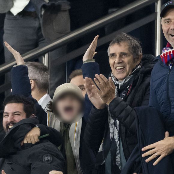 Julien Clerc et son fils Leonard - People dans les tribunes lors du match de ligue des champions entre le PSG et l'AC Milan au Parc des Princes à Paris le 25 octobre 2023. © Cyril Moreau/Bestimage