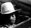 Après une carrière exceptionnelle, Sly Stone avait sombré dans les drogues dures.
Sly Stone en concert le 23 août 1973, à New York.
Photo : Everett / Abaca Press