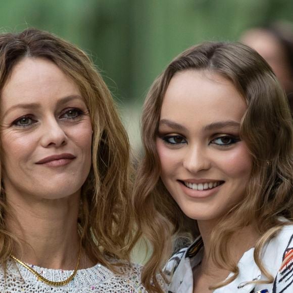 Aujourd'hui, c'est d'ailleurs sa fille Lily-Rose Depp qui assure la relève, elle qui lui ressemble tant. 

Vanessa Paradis et sa fille Lily-Rose Depp - Les célébrités au photocall du défilé "Chanel Cruise Collection 2020" au Grand Palais. Paris, le 3 mai 2019.
© Olivier Borde/Bestimage