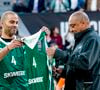 Après avoir conquis les parquets américains, l'ancienne star de la NBA change de costume et passe coach de la jeune génération.

Tony Parker remet le maillot vert historique de l'ASVEL à Delaney Rudd, ancien joueur de basket de l’ASVEL champion 1997, le 27 mars 2025. 

© Sandrine Thesillat / PsNewz / Bestimage