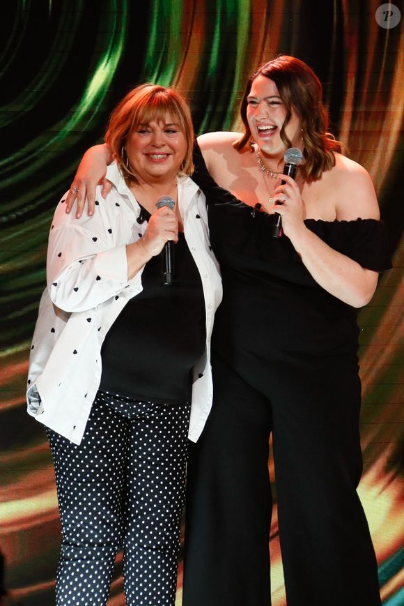 Exclusif - Michèle Bernier et sa fille Charlotte Gaccio lors de l'enregistrement de l'émission "Famille je vous aime" présentée par M. Drucker et qui sera diffusée le 13 juin 2025 sur France 3, aux Studios rive gauche à Paris, France, le 14 avril 2025. © Clovis-Gaffiot/Bestimage
e Familles !