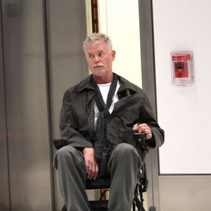Eric Dane a révélé être atteint de la maladie de Charcot. 

Eric Dane a été vu arrivant à l'aéroport international de Los Angeles dans un fauteuil roulant, semblant fragile après avoir annoncé son diagnostic de la maladie de Charcot. Photo par Backgrid USA / Bestimage