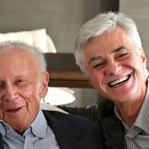 Exclusif - Prix Spécial - No web - Philippe Bouvard, journaliste français, écrivain, homme de radio et de télévision, à son domicile, en interview télé avec le journaliste producteur Cyril Viguier à Cannes, le 27 février 2025. 
Ces derniers secrets, il se confie a Cyril Viguier dans une emission diffusée dans le monde entier.

﻿A 95 ans, Philippe Bouvard a décidé de raccrocher et de prendre sa retraite !
Avant d’interrompre définitivement ses activités, l’animateur des « Grosses têtes », auteur de 69 livres et qui réside à maintenant à Cannes, raconte ses souvenirs à Cyril Viguier, au cours d’un Talk qui sera diffusée le 3 et 6 mai première émission et le 10 et 13 mai deuxième émission  sur TV5 Monde et sur RTL, une radio dont il fut, durant plusieurs décennies, l’animateur fétiche.

De René Cotty au Général de Gaulle, de Mitterrand à Sarkozy en passant par Giscard, qu’il soupçonne de « lui avoir coller un contrôle fiscal ! », Bouvard dévoile ses derniers secrets et raconte ses rencontres savoureuses avec tous les Présidents.

D’une République à l’autre, il raconte aussi à Cyril Viguier ses anecdotes drôles et inédites, souvent caustiques, parfois rugueuses, avec les grandes Icônes Françaises: Bardot, Delon, Aznavour etc…

© Bruno Bebert/Bestimage