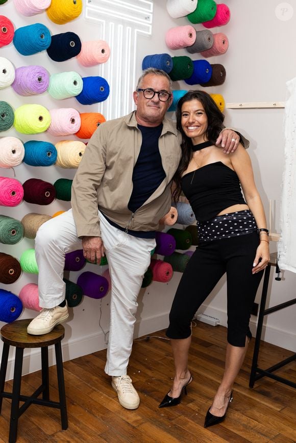Et c'est au 21 rue de Longchamp, dans le très chic 16e arrondissement de Paris, que Ninon Dechavanne a trouvé un grand studio pour mener à bien son projet.

Exclusif - Christophe Dechavanne et sa fille Ninon Dechavanne à l'inauguration de la boutique de Ninon Dechavanne un Tufting Studio, un atelier dédié à l'exploration créative,où chacun peut s'initier à l'art du Tufting et concevoir sa propre œuvre, à Paris, France, le 11 septembre 2025. © Julien Sarkissian/Bestimage
