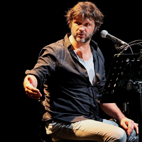 Exclusif - Bertrand Cantat (ex-membre du groupe "Noir Désir" et actuel membre du groupe "Détroit") fait une pause dans sa carrière musicale et se lance dans une tournée de lecture de textes poétiques avec deux musiciens autour de lui. Son nouveau spectacle de lecture (Condor Live) est tiré du livre "Condor" de Caryl Ferey. C'est une oeuvre allégorique et hallucinée, d'un couple fuyant la mort dans le Chili d'après Pinochet. Cenon, le 22 septembre 2016.
© Patrick Bernard/ Bestimage