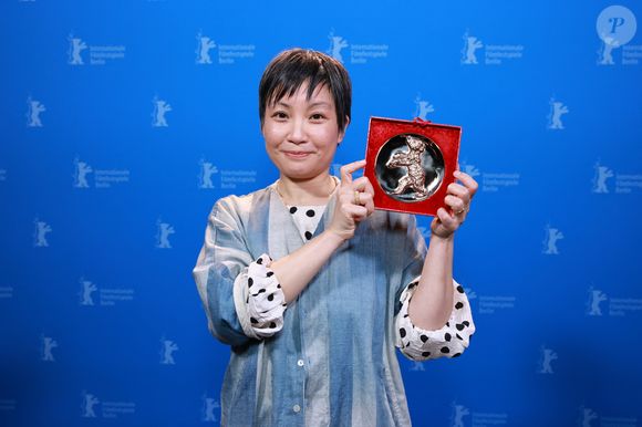Lesley Loksi Chan avec son prix lors de la clôture du Festival film de Berlin le 22 février 2025
