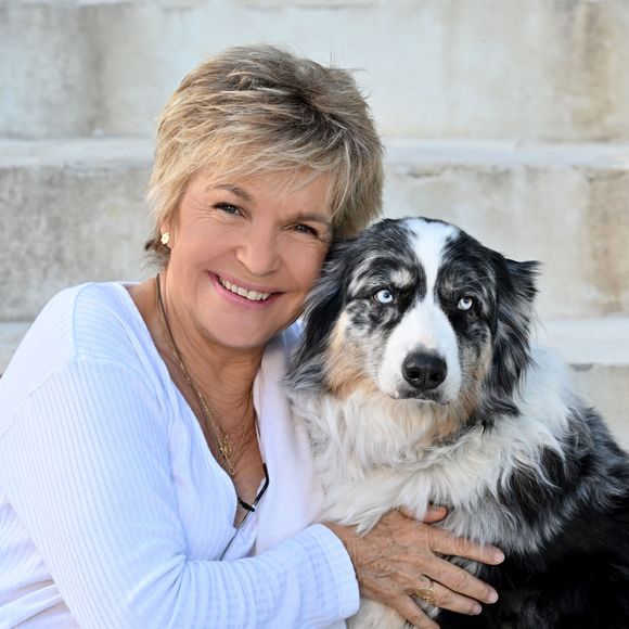 Véronique Jannot avec sa chienne Shila - Conférence de presse de présentation de la seconde édition des Théâtrales d'Eze à l'hôtel de la Chévre d'Or à Eze Village le 11 juin 2024. © Bruno Bebert / Bestimage