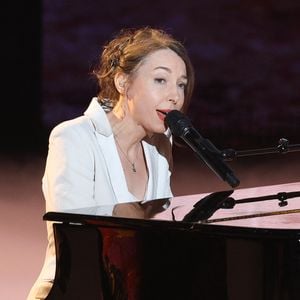 Et la chanteuse Jeanne Cherhal fait partie de celles qui sont littéralement charmées par l'acteur versatile au charisme incomparable.

Jeanne Cherhal - 39ème cérémonie des Victoires de la musique à la Seine musicale de Boulogne-Billancourt, France, le 9 février 2024. © Coadic Guirec/Bestimage