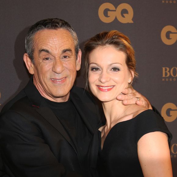Thierry Ardisson et sa femme Audrey Crespo-Mara - Photocall de la cérémonie des "GQ 2015, Les Hommes de l'Année" au Shangri-La Hotel à Paris, le 25 janvier 2016. © Denis Guignebourg/Bestimage