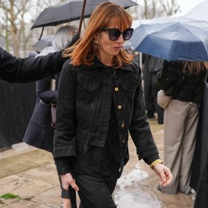 Sa tenue mêlait modernité et simplicité, avec une veste en denim et des accessoires discrets.

Lolita Chammah assiste au défilé Patou Automne/Hiver 2026-2027 dans le cadre de la semaine de la mode à Paris le 25 janvier 2026 à Paris, France.
Lucia Sabatelli

UTILISATION ÉDITORIALE UNIQUEMENT
© Lucia Sabatelli / Bestimage