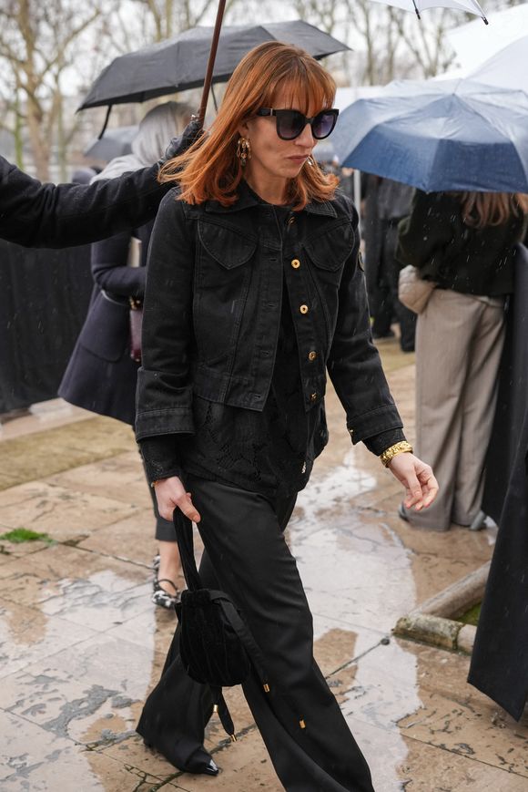 Sa tenue mêlait modernité et simplicité, avec une veste en denim et des accessoires discrets.

Lolita Chammah assiste au défilé Patou Automne/Hiver 2026-2027 dans le cadre de la semaine de la mode à Paris le 25 janvier 2026 à Paris, France.
Lucia Sabatelli

UTILISATION ÉDITORIALE UNIQUEMENT
© Lucia Sabatelli / Bestimage