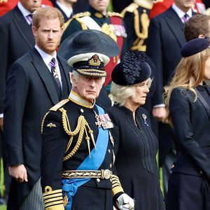 Pour le roi Charles III qui n'a pas publiquement réagi, ce serait la goutte de trop !  "Il n'y a aucune confiance", a renchéri une autre source. "La famille estime qu'il est impossible de discuter en privé avec Harry".

Le roi Charles III d'Angleterre, la reine consort Camilla Parker Bowles, le prince Harry, duc de Sussex, la princesse Beatrice d'York - Procession du cercueil de la reine Elizabeth II d'Angleterre de l'Abbaye de Westminster à Wellington Arch à Hyde Park Corner. Le 19 septembre 2022
