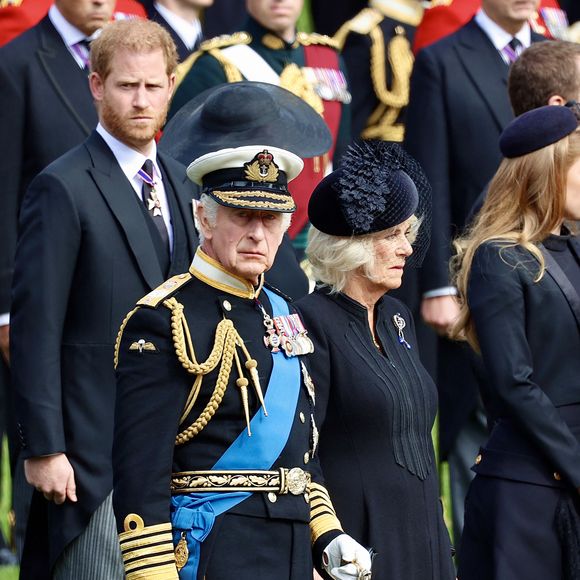 Pour le roi Charles III qui n'a pas publiquement réagi, ce serait la goutte de trop !  "Il n'y a aucune confiance", a renchéri une autre source. "La famille estime qu'il est impossible de discuter en privé avec Harry".

Le roi Charles III d'Angleterre, la reine consort Camilla Parker Bowles, le prince Harry, duc de Sussex, la princesse Beatrice d'York - Procession du cercueil de la reine Elizabeth II d'Angleterre de l'Abbaye de Westminster à Wellington Arch à Hyde Park Corner. Le 19 septembre 2022