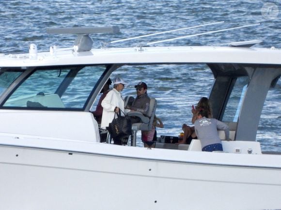 Des moments précieux pour le clan Iglesias qui compte bien en profiter.

Anna Kournikova, enceinte, son compagnon Enrique Iglesias et leurs enfants, Lucy et Nicholas, 7 ans, et de leur petite sœur Mary, 5 ans, font une sortie en bateau à Miami, le 12 octobre 2025. 
©305SCHOCK / Bestimage