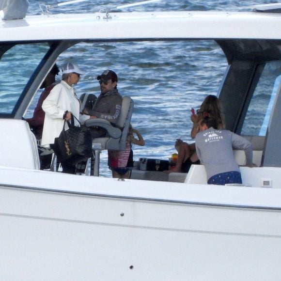 Des moments précieux pour le clan Iglesias qui compte bien en profiter.

Anna Kournikova, enceinte, son compagnon Enrique Iglesias et leurs enfants, Lucy et Nicholas, 7 ans, et de leur petite sœur Mary, 5 ans, font une sortie en bateau à Miami, le 12 octobre 2025. 
©305SCHOCK / Bestimage