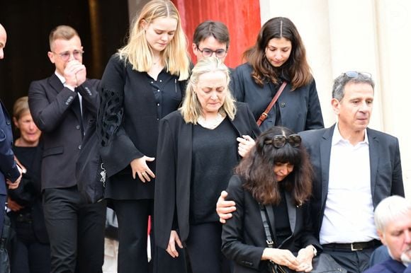 Famille et proches, Monique Dupuis (ex femme du défunt) et Cécile Pivot (fille du défunt) - Obsèques du journaliste et homme de lettres Bernard Pivot en l'église du christ à Quincié-en-Beaujolais, France, le 14 mai 2024.