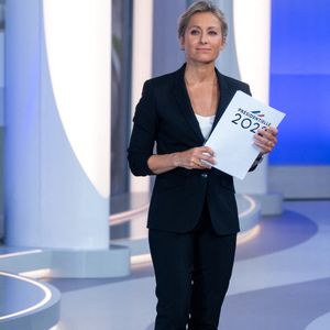 Les journalistes français Anne Sophie Lapix et Laurent Delahousse sur le plateau de l'émission spéciale sur les élections présidentielles de la télévision publique française France 2, à Paris, France le 24 avril 2022. Photo par Ammar Abd Rabbo/ABACAPRESS.COM