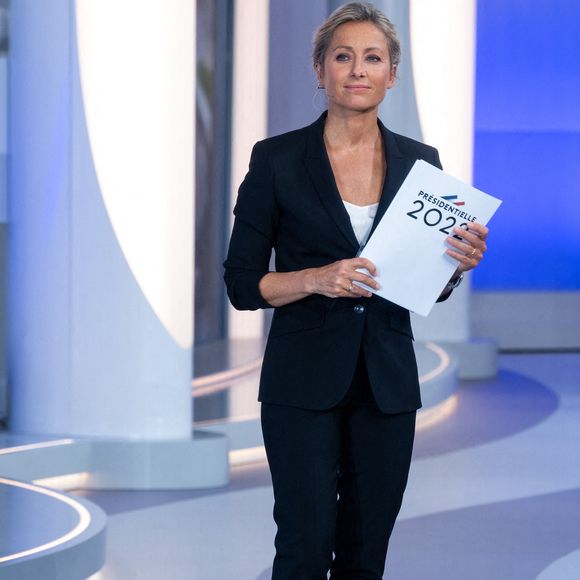 Les journalistes français Anne Sophie Lapix et Laurent Delahousse sur le plateau de l'émission spéciale sur les élections présidentielles de la télévision publique française France 2, à Paris, France le 24 avril 2022. Photo par Ammar Abd Rabbo/ABACAPRESS.COM