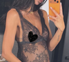 Sur la photo publiée avec son message, l’autrice de bande dessinée et mannequin apparaît en nuisette en dentelle, avec le ventre particulièrement gonflé.