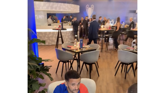 Dans les tribunes et aux abords de la pelouse, les visages connus se multipliaient. L'humoriste Malik Bentalha était présent lors de la finale de la Ligue Des Champions 2026

Malik Bentalha sur Instagram