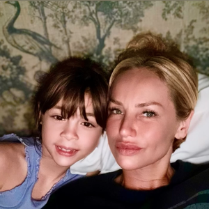 Toutes deux viennent de poster des images sur lesquelles la fillette apparaît avec une coupe très tendance...

Adriana et sa fille prennent la pose sur Instagram.