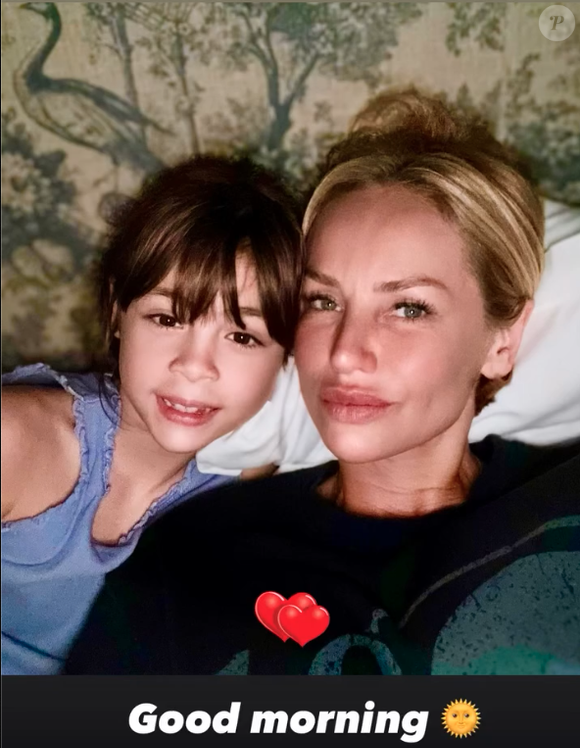 Toutes deux viennent de poster des images sur lesquelles la fillette apparaît avec une coupe très tendance...

Adriana et sa fille prennent la pose sur Instagram.