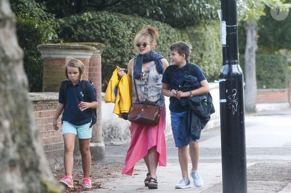 Ils ont deux enfants : William Raymond et Nell. En 2014, le couple annonce une rupture à l'amiable. 

Exclusif - Helena Bonham Carter emmène ses enfants Billy et Nell Burton à l’école à Londres, le 9 septembre 2016. © Agence / Bestimage