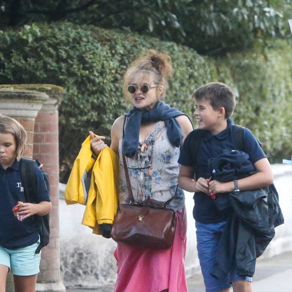 Ils ont deux enfants : William Raymond et Nell. En 2014, le couple annonce une rupture à l'amiable. 

Exclusif - Helena Bonham Carter emmène ses enfants Billy et Nell Burton à l’école à Londres, le 9 septembre 2016. © Agence / Bestimage