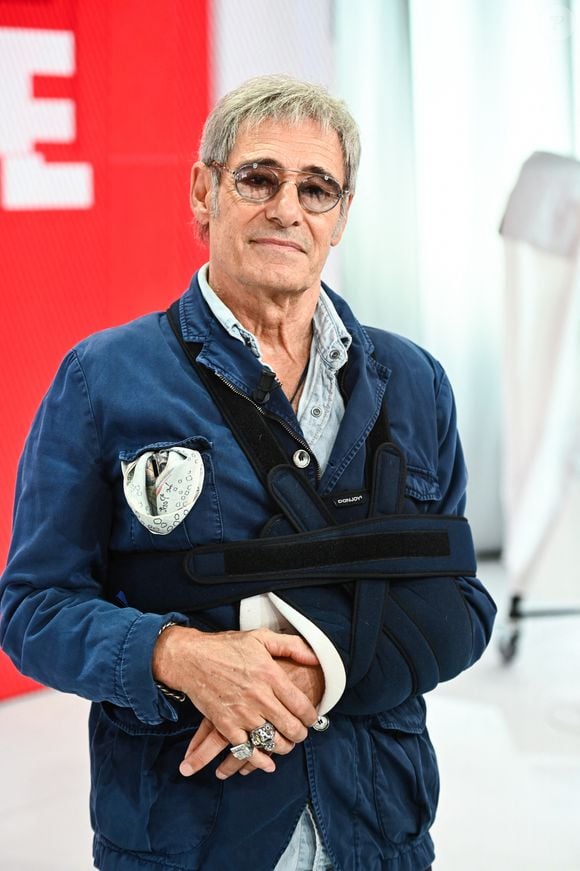 Puisqu'il travaille en France, c'est dans ce pays qu'il paie ses impôts. 

Gérard Lanvin - Enregistrement de l'émission Vivement dimanche, présentée par M.Drucker et diffusée le 13 octobre 2024 sur France 3.
© Guillaume Gaffiot / Bestimage