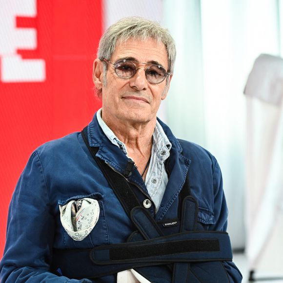 Puisqu'il travaille en France, c'est dans ce pays qu'il paie ses impôts. 

Gérard Lanvin - Enregistrement de l'émission Vivement dimanche, présentée par M.Drucker et diffusée le 13 octobre 2024 sur France 3.
© Guillaume Gaffiot / Bestimage