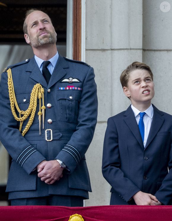 Le prince William, prince de Galles, Le prince George de Galles - La famille royale britannique assiste aux célébrations du 80ème anniversaire de la fin de la Seconde guerre mondiale (VE Day) au balcon de Buckingham Palace à Londres, le 5 mai 2025. © GoffPhotos/Bestimage