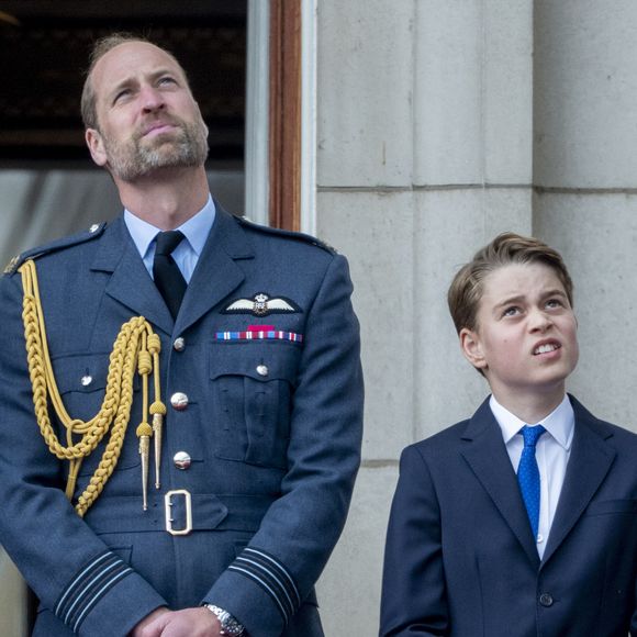 Le prince William, prince de Galles, Le prince George de Galles - La famille royale britannique assiste aux célébrations du 80ème anniversaire de la fin de la Seconde guerre mondiale (VE Day) au balcon de Buckingham Palace à Londres, le 5 mai 2025. © GoffPhotos/Bestimage