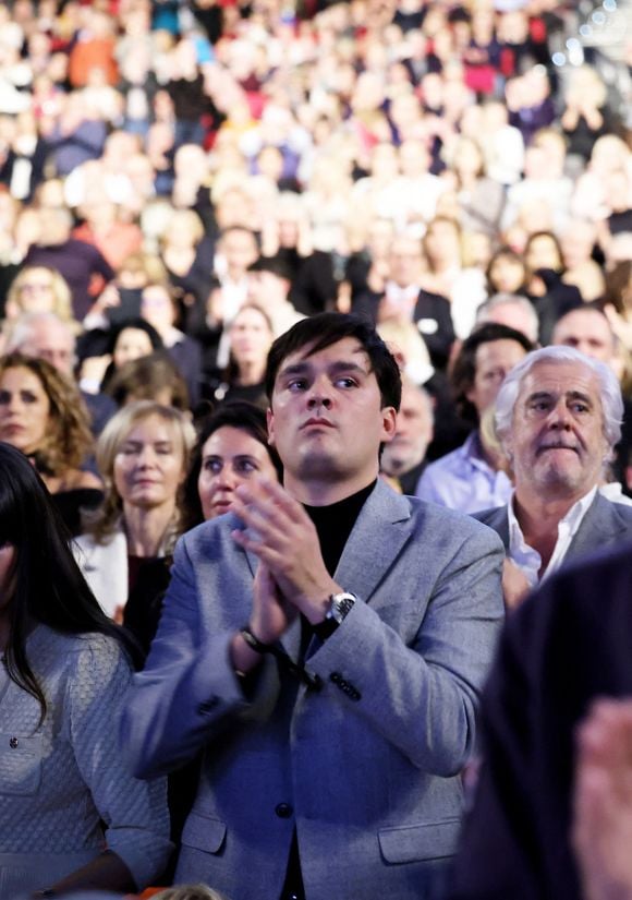 Alain-Fabien Delon lors de la soirée hommage Ciné-concert symphonique "Alain Delon, le dernier Samouraï" au palais des congrès à Paris le 8 novembre 2024 le jour de son anniversaire. Pour cette soirée, le chef d'orchestre Vahan Mardirossian a dirigé l'orchestre symphonique de Douai.

© Jacovides / Moreau / Bestimage