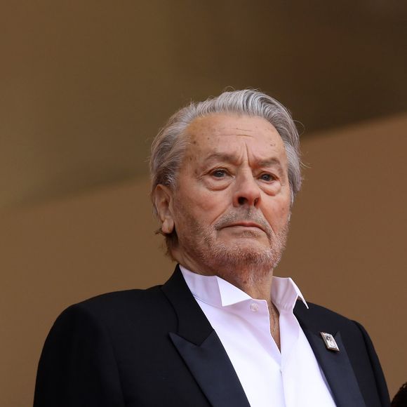 Alain Delon - Montée des marches du film "A Hidden Life" lors du 72ème Festival International du Film de Cannes. Le 19 mai 2019
© Jacovides-Moreau / Bestimage