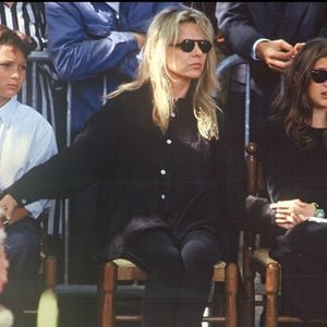 France Gall avec sa fille Pauline Hamburger (13 ans) et son fils Raphaël (11 ans) aux obsèques de Michel Berger à Paris en 1992.©Bestimage