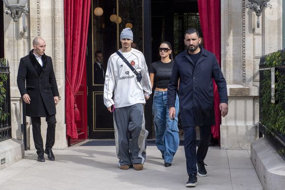 Les Beckham quittent leur hôtel La Réserve, à Paris, le 8 mars 2025.  GOFF INF / BESTIMAGE